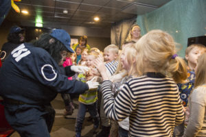 Gorillat tervehtimässä lapsia vuoden 2016 festareilla.