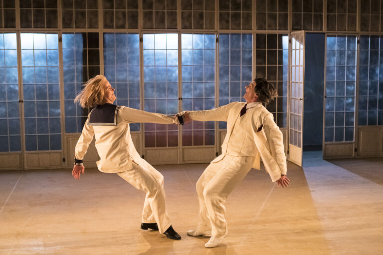 Kuolema Venetsiassa -näytelmän esityskuva. Kuvassa Miika Alatupa ja Pentti Korhonen tanssivat.