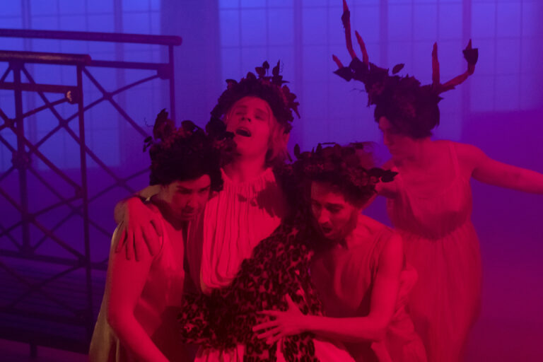Kuolema Venetsiassa -näytelmän esityskuva. Kuvassa Merja Pietilä, Miika Alatupa, Tuula Väänänen ja Anne Pajunen, jotka tanssivat punaisissa valoissa.